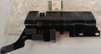 LR028521 Кронштейн правый панели капота FR2