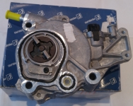 LR037627_PIE Насос вакуумный FR2/EVOQUE